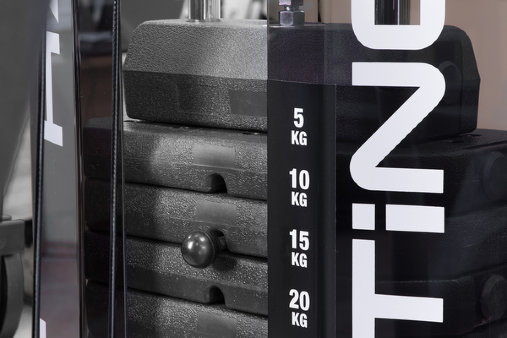 Пластиковые панели защищают рабочую траекторию грузовых стеков, обеспечивая защиту и являясь элементом декора, элегантно подчеркивающего общую концепцию стиля