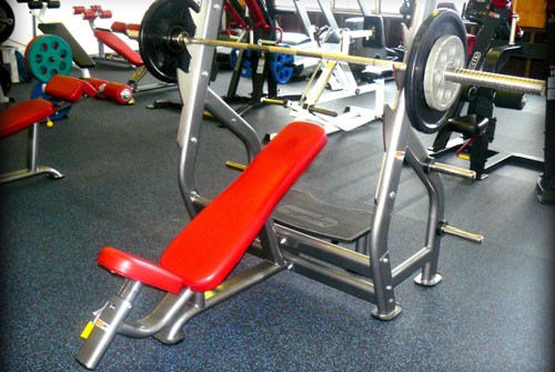 Наклонная скамья со стойками для жима лежа AeroFit IT IT715 Наклонная скамья со стойками для жима лежа AeroFit IT IT715