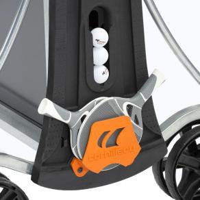 Стол оснащен держателями для 2-х ракеток и 6-ти мячей