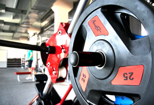 Набор 140 кг.черных олимпийских обрезиненных дисков AeroFit AFPLC 5-25KG с 3-мя хватами. Посадочное кольцо из нержавеющей стали Набор 140 кг.черных олимпийских обрезиненных дисков AeroFit AFPLC 5-25KG с 3-мя хватами. Посадочное кольцо из нержавеющей стали