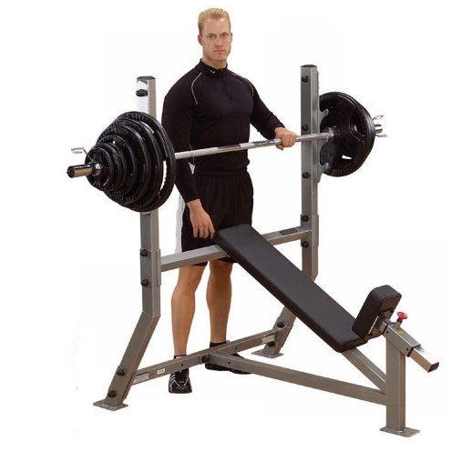 Скамья для штанги позволяет вам с удобством и безопасностью выполнять жим штанги лежа.