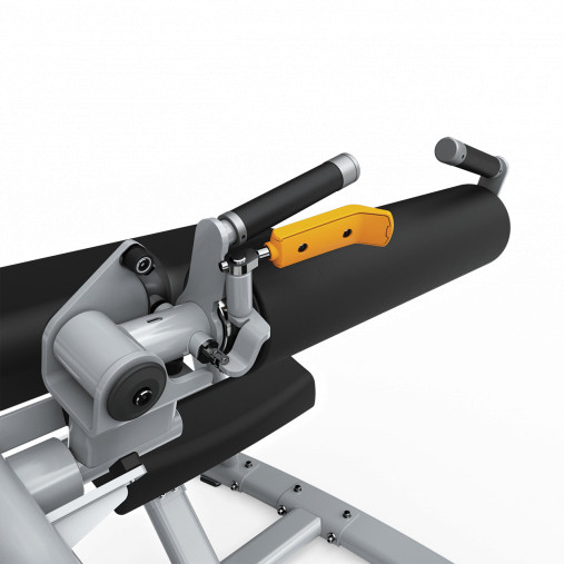 Удобный механизм регулировки подушки для бедер, обеспечивающий беспрепятственный заход и выход с тренажера Удобный механизм регулировки подушки для бедер, обеспечивающий беспрепятственный заход и выход с тренажера