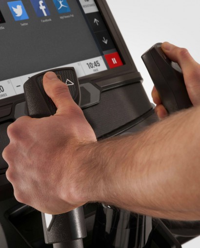 Домашний эллиптический эргометр Matrix A50XIR с 16-дюймовым сенсорным дисплеем и автоматическим изменением длины шага