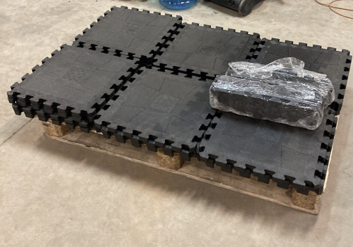 Коврик резиновый черный, 40 x 40 см, толщина 20 мм. MB Barbell Коврик резиновый черный, 40 x 40 см, толщина 20 мм. MB Barbell