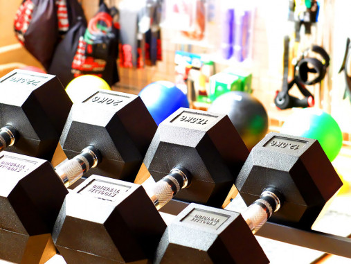 Набор гексагональных обрезиненных гантелей 9 пар, от 5 до 25 кг на 2-х рядной стойке, общий вес: 320 кг Набор гексагональных обрезиненных гантелей 9 пар, от 5 до 25 кг на 2-х рядной стойке, общий вес: 320 кг